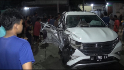 Ceroboh Saat Salip Motor, Satu Unit Mobil Terios Ringsek Tabrak Truk Fuso di Jalan Raya Ngawi-Madiun