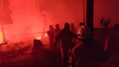 Kebakaran di Kantor Pengepul Barang Bekas Cipayung Berhasil Dipadamkan Meski Sulit Akses ke Lokasi