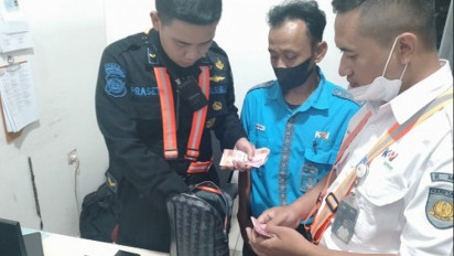 Viral! Petugas Cleaning Service Temukan Tas Hitam di Stasiun Tugu Yogyakarta Berisi Uang Rp44 Juta dan Handphone