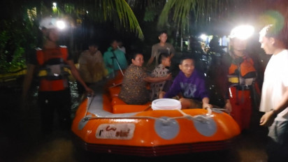 Terjebak Banjir Bengkulu, 10 Orang Warga Dievakuasi Tim Basarnas