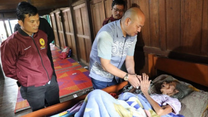 Nenek Berusia Seratusan Tahun dan Warga di Pedesaan Taput Nikmati Penerangan Listrik Setelah 77 Tahun