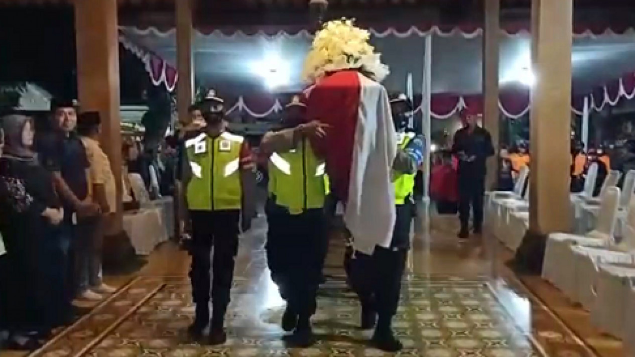 Jenazah Dubes RI untuk Italia Muhammad Prakosa Tiba di Rumah Duka di Bantul
            - galeri foto