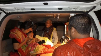 Basarnas Evakuasi Puluhan Warga Korban Banjir Bandang di Batu Busuk Pauh Padang