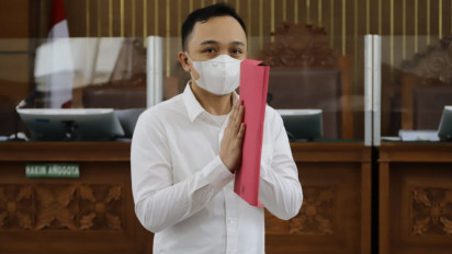 Bacakan Pembelaan di Depan Hakim, Ricky Rizal Tak Kuasa Menangis