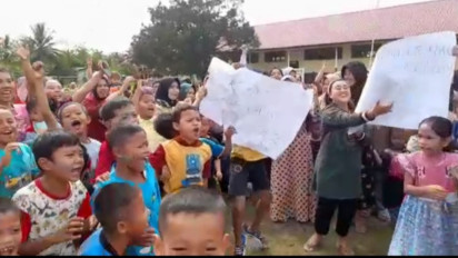 Ratusan Pelajar SD dan Wali Murid Demo Datangi sekolah
