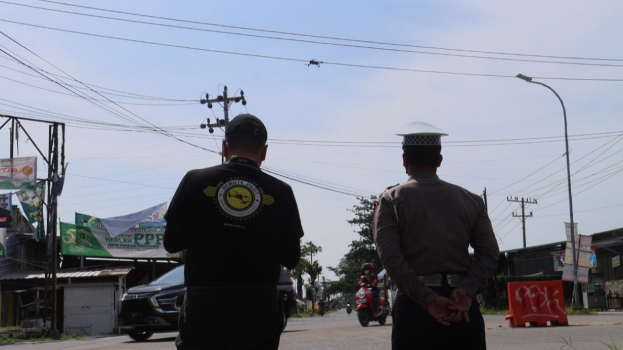 Sejumlah Pelanggaran Tercapture ETLE Drone saat Uji Coba di Simpang Tiga Banjardawa Pemalang
            - galeri foto