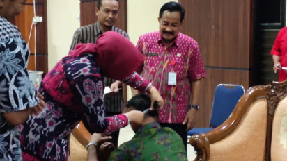 Rambut Dua Kades Gondrong yang Videonya Viral Sentil Nama Jokowi Dipotong Bupati Grobogan