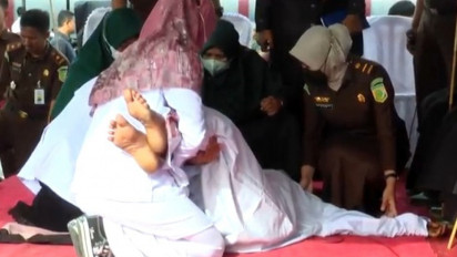 Dicambuk 100 Kali, Pelanggar Qanun Aceh Pingsan