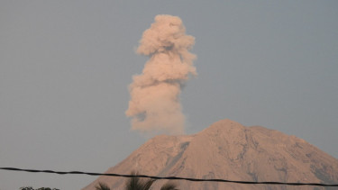 Gunung Semeru Alami 2 Kali Erupsi Pagi Ini, Tinggi Letusan 600 Meter di Atas Puncak Kawah