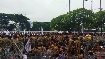 Demo di DPR, Ratusan Perangkat Desa Tuntut Kejelasan Status Kerja