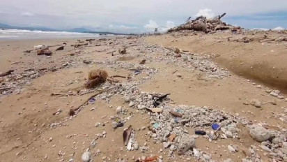 Erupsi Gunung Anak Krakatau Berdampak Wisata Pantai Sepi Pengunjung dan Bibir Pantai Dipenuhi Batu Apung  