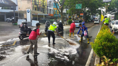 Solar Bus Tumpah, Lalu Lintas di Jalan S Parman Kota Malang Tersendat