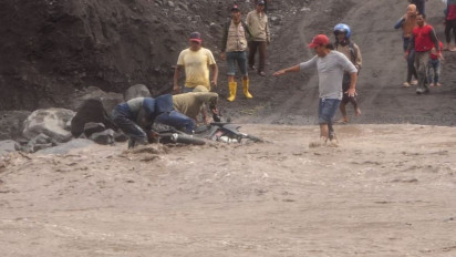 Sejumlah Pemotor Jatuh dan Hampir Terseret saat Nekat Terobos Aliran Banjir Lahar Hujan Semeru