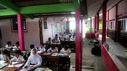 Bangunan Sekolah Rusak Parah, Puluhan Siswa SD di Pati Belajar di Tempat Parkir