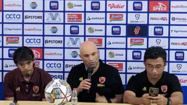 Pelatih PSM Bernardo Tavares (tengah) gelandang skuadnya Rasyid Bakri (kiri) memberikan pernyataan usai laga lanjutan Liga 1 Indonesia 2022-2023 kontra Persija,