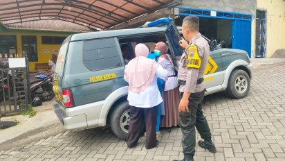 Seorang Ibu di Wonosobo Melahirkan Bayi di Mobil Patroli Polisi