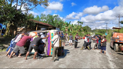 Ngebut di Jalanan, Bus Angkutan Terbalik di Jalinsum Siantar - Saribudolok
