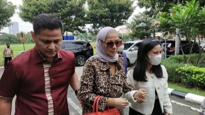 Didampingi Adiknya, Venna Melinda Kembali Datangi Polda Jatim