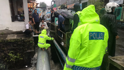 Cari Sandal yang Masuk Selokan, Seorang Warga Hanyut di Saluran Air di Singosari, Malang