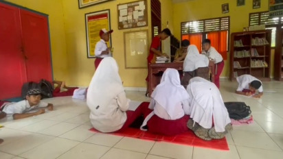 Tak Ada Kursi, Pelajar SD Negeri Pangkalan Musi Rawas Belajar di Lantai