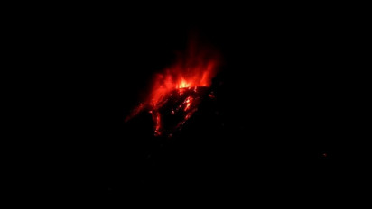 Semburan Lava Pijar Gunung Semeru terus Terjadi, Warga Kawasan Rawan Bencana Waspada