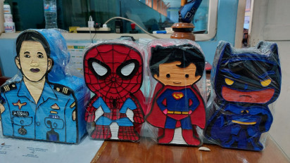 Kreatif, Warga Binaan Lapas Banyuwangi Sulap Koran Bekas jadi Celengan Unik