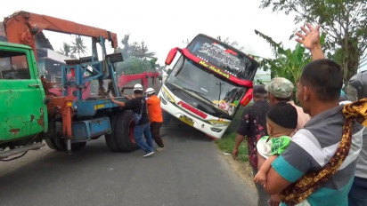 Bus Rombongan Peziarah dari Jombang Terguling di Klaten