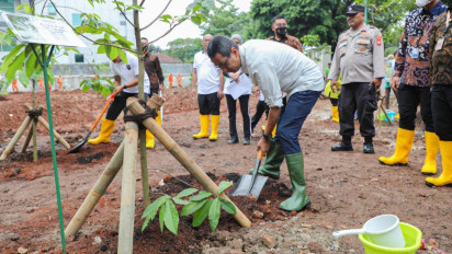 Hijaukan DKI Jakarta, Pj Gubernur Heru Budi Gencar Tanam Ratusan Pohon di Ibu Kota