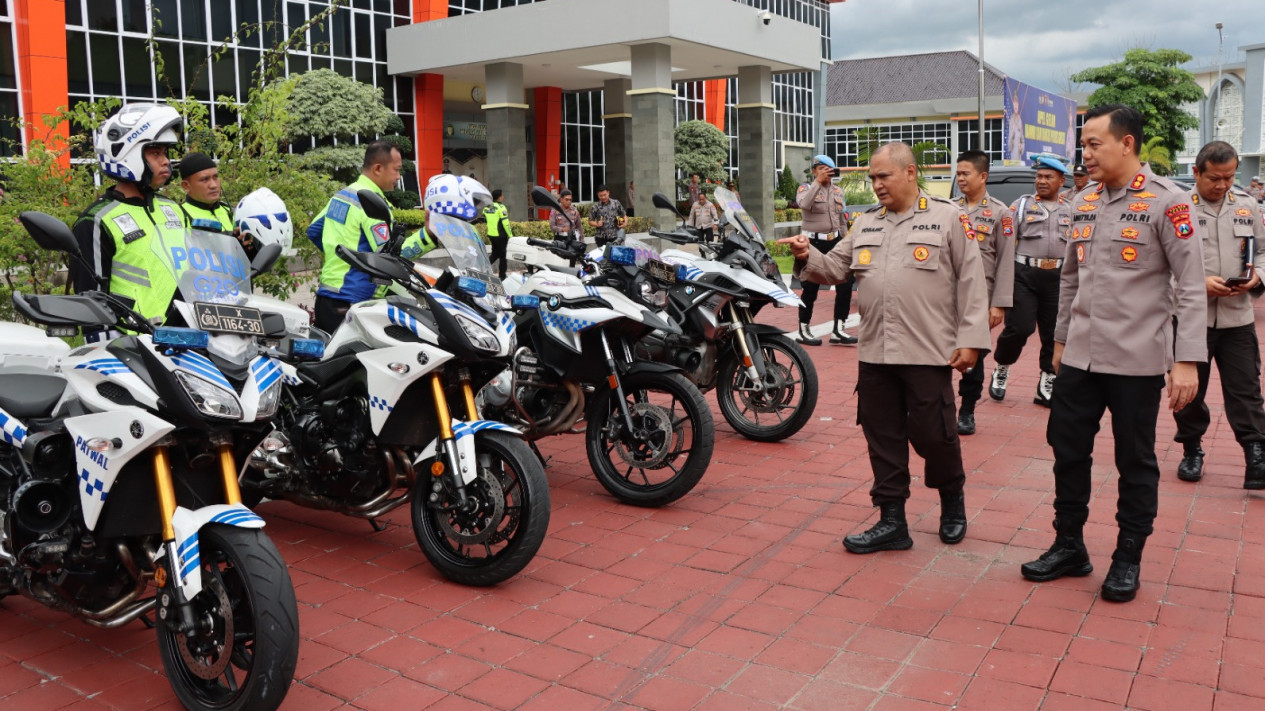 Jelang Tahun Politik, Tim Mabes Polri Cek Kelaikan Aset Kendaraan Hingga Senpi Polres Gresik
            - galeri foto