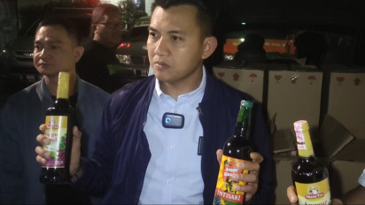Malam-malam Polisi Amankan Mini Bus yang Membawa Ribuan Botol Miras di Cirebon