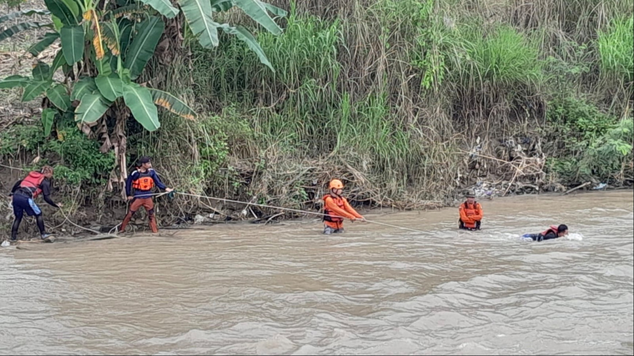 Hari Kelima Petani Hanyut Disungi Belum Ditemukan, Pencarian Dilanjutkan Basarnas
            - galeri foto