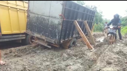 Akses Jalan Desa Rusak Parah, Puluhan Kendaraan Terbenam di Kubangan Lumpur