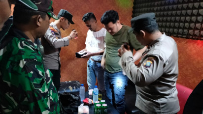 Razia Gabungan, Petugas Periksa Pengunjung Hiburan Malam di Karimun