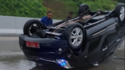 Mobil Protokoler Wagub Jateng Terbalik di Jalan Tol Batang, Begini Kondisinya