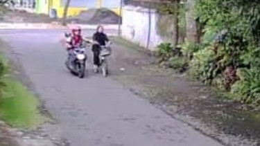 Pria Berseragam Kurir Melakukan Begal Payudara di Klaten, Aksinya Terekam CCTV