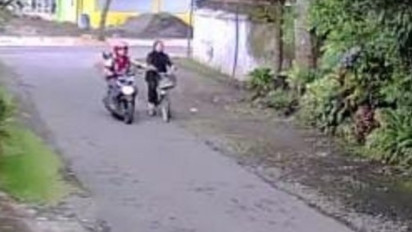 Pria Berseragam Kurir Melakukan Begal Payudara di Klaten, Aksinya Terekam CCTV