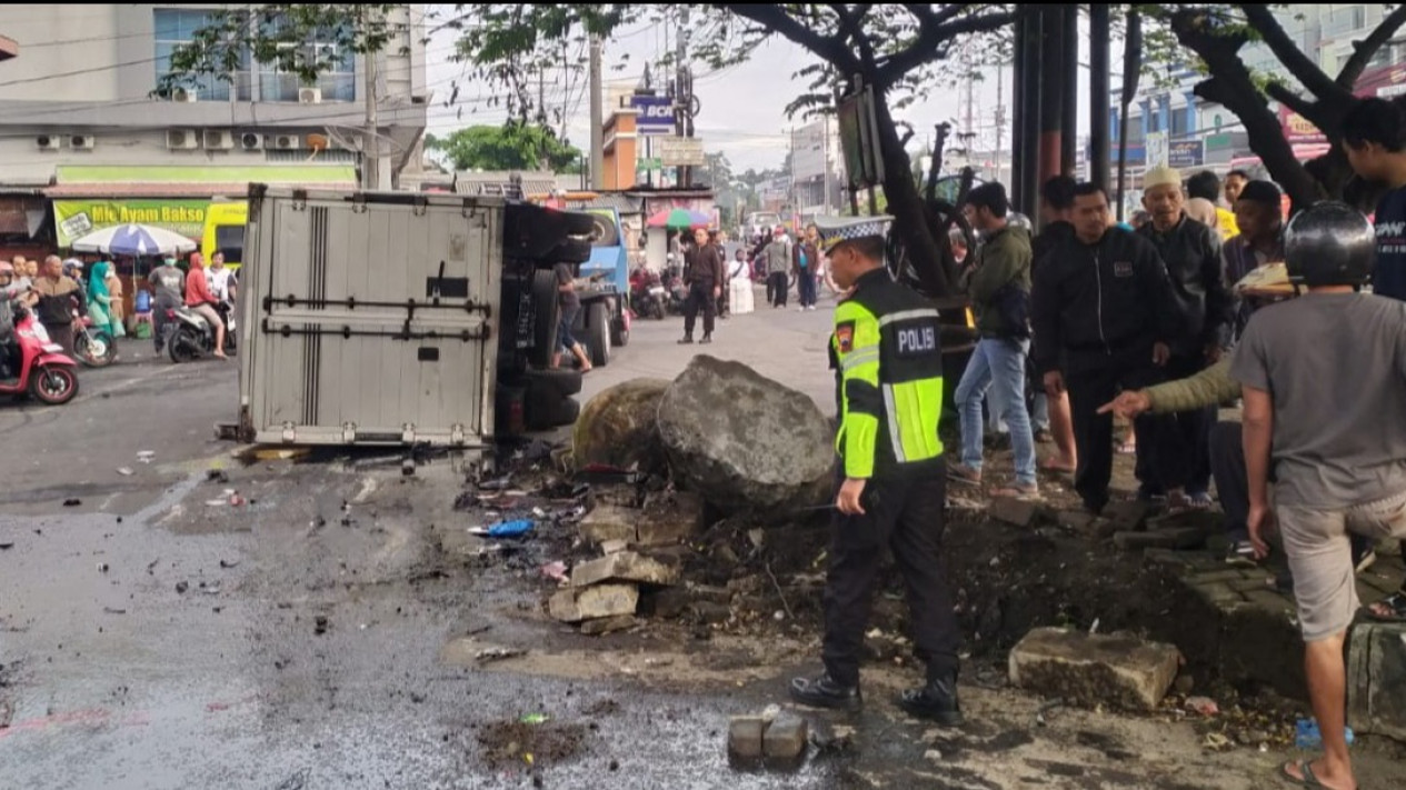 Mobil Boks Hilang Kendali hingga Tabrak Motor dan Pejalan Kaki, Satu Orang Meninggal Dunia
            - galeri foto