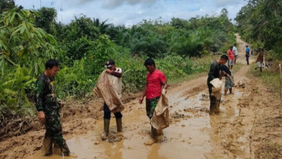 Aksi TNI dan Warga Perbaiki Jalan Rusak di Perbatasan RI - Malaysia