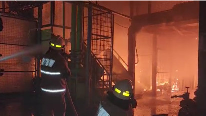 Foto-Foto Kebakaran Pabrik Bohlam di Kedoya Jakarta Barat, Terdengar Beberapa Kali Ledakan