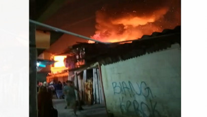 Kebakaran Hebat Melanda Sebuah Rumah Pemukiman Padat Penduduk di Warakas Jakarta Utara