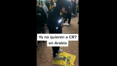 Jersei Cristiano Ronaldo Diinjak Fans yang Kecewa