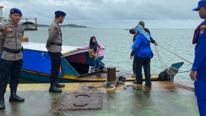 Cuaca Ekstrem, Sat Polairud Polresta Tanjungpinang Imbau Penumpang dan Penambang Boat Pancung Gunakan Baju Pelampung