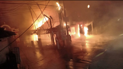 Ditinggal Pemiliknya, Sebuah Rumah yang Merupakan Kios Penjual Bensin Eceran di Bandung Ludes Terbakar