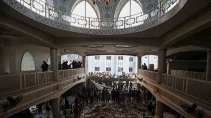 Bom Bunuh Diri di Masjid Peshawar Tewaskan Puluhan Jemaah yang Sedang Salat
