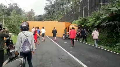 Truk Kontainer Terguling Melintang di Tanjakan, Jalur Utama Purbalingga-Pemalang Lumpuh Total