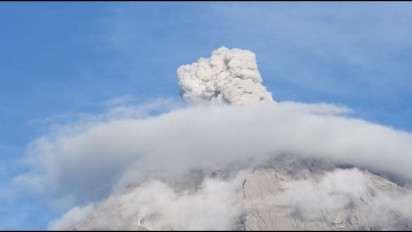 Selama 6 Jam Gunung Semeru Keluarkan 19 Kali Letusan Disertai Suara Gemuruh, Aktivitas Warga Normal