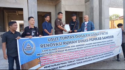 Sejumlah Mahasiswa Demo Kejari Kabupaten Samosir, Desak Usut Tuntas Dugaan Korupsi Renovasi Rumah Dinas Bupati