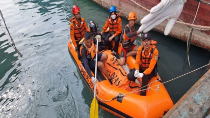 Tim SAR Temukan Seorang ABK Kapal Nelayan yang Tenggelam di Perairan Pelabuhan Muara