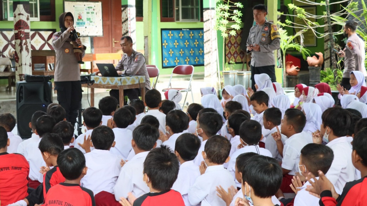 Marak Isu Penculikan Anak, Polres Bantul Datangi Sejumlah SD Beri Edukasi
            - galeri foto