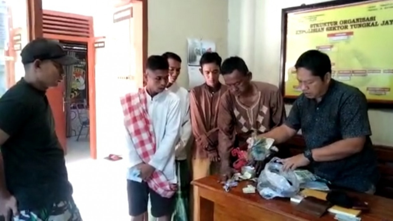 Berdalih Minta Sumbangan Masjid, Tiga Warga Asal Palembang Ditangkap
            - galeri foto